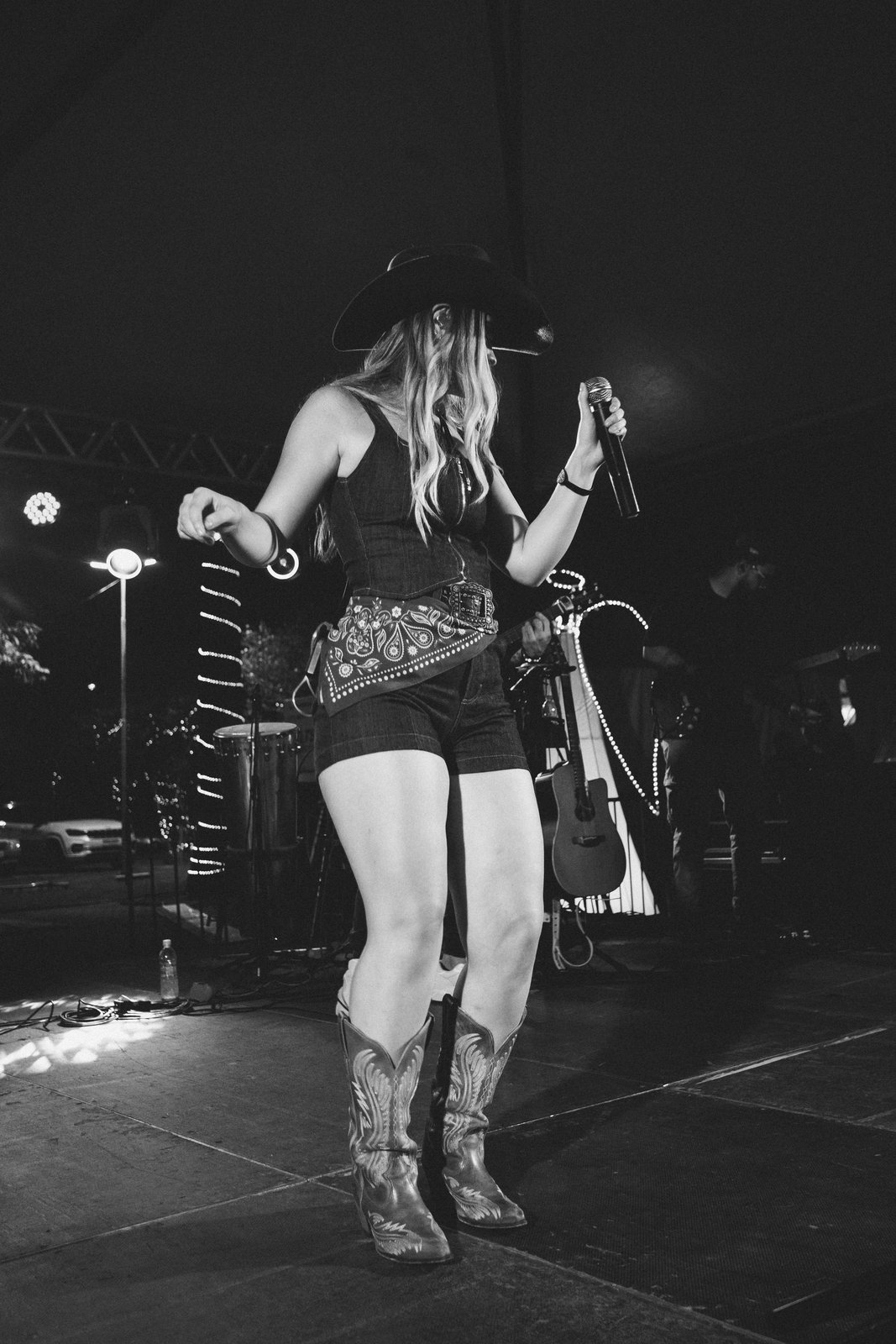 Mari Clemente no palco em pose marcante com microfone